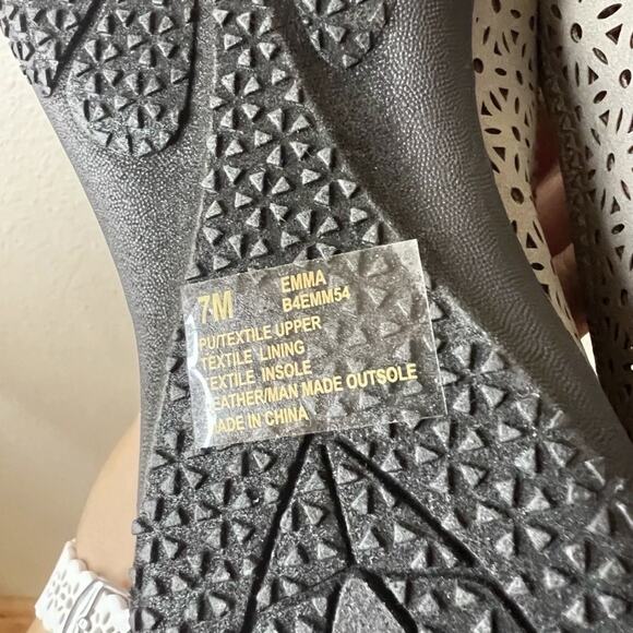 JBU Emma Womens Size 7M Light Taupe Perforated Slip On Comfort Flats NEW - Picture 7 of 8